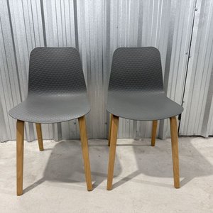 Juego de 2 Sillas de Plástico Gris con Patas de Madera Clara - imagen 2