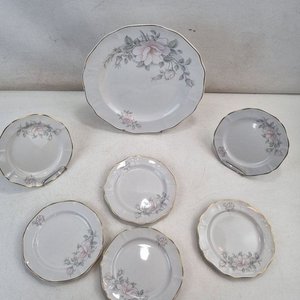 L 393 - Set De 7 Piezas - Elegante set de 7 piezas de vajilla de mesa en porcelana fina, con diseño floral y bordes dorados, de la reconocida firma uruguaya Porcelana Olmos, ideales para vestir una mesa de estilo - imagen 3