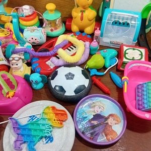 Lote Variado de Juguetes Infantiles: Pelota, Teclado, Figuras y Más - imagen 5