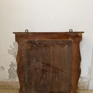Espejo Perchero Antiguo Tallado en Madera Oscura con Repisa y Ganchos Metálicos - imagen 5