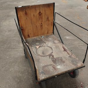 Carro de Transporte Metálico con Paneles de Madera y Ruedas Resistentes - imagen 3