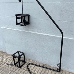 Lote de 3 Veladores Industriales en Hierro Negro: Pie y Apliques Cubo - imagen 6