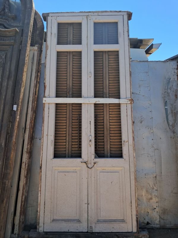 Puertas antiguas de madera con vidrios y detalles decorativos - imagen 4