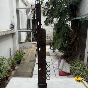 Lámpara de Pie Rústica de Madera Maciza y Hierro Forjado - imagen 5