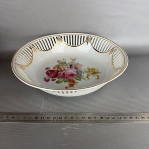 Plato de Porcelana Calada con Diseño Floral Pintado a Mano - imagen 2