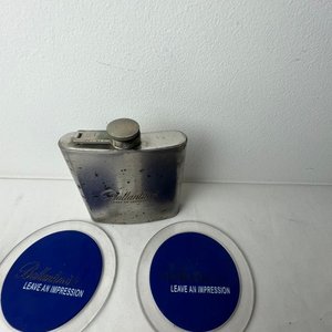 Petaca de Acero Inoxidable y 4 Posavasos Monograma Ballantine's - imagen 4