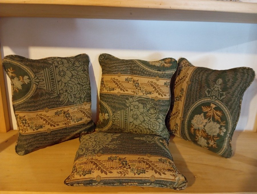 Lote siguiente: Almohadones de algodón y lino con diseños florales