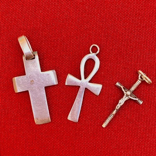 Tres crucifijos de Plata en excelente condición - imagen 6