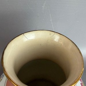 Florero de Porcelana Pintado a Mano con Flores y Borde Dorado - imagen 2