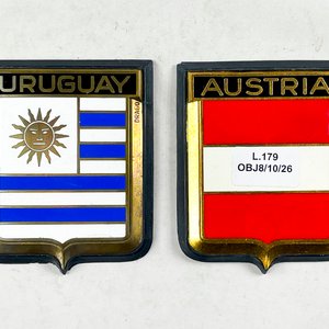 Lote siguiente: Dos Escudos de Bronce y Esmalte: Uruguay y Austria