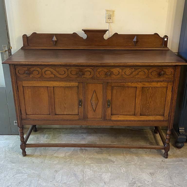 Lote siguiente: Aparador en roble tallado de excelente condición