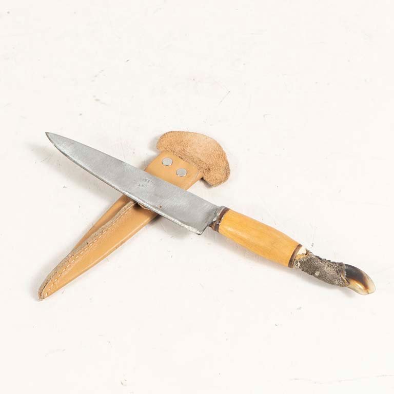 Lote anterior: Cuchillo de madera con hoja de metal y mango de plata