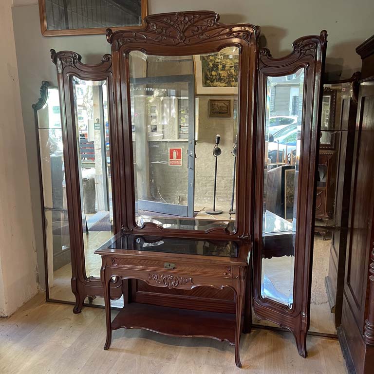 Lote siguiente: Tocador francés con espejo tríptico biselado y detalles tallados - Medidas: 187x45x230cm