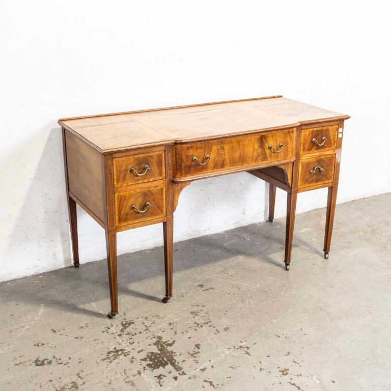 Lote siguiente: Escritorio inglés rodante de cinco cajones en madera