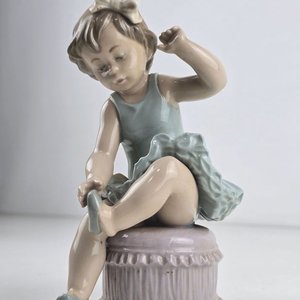 Figura de Porcelana Lladró Niña Bailarina Sentada - imagen 4