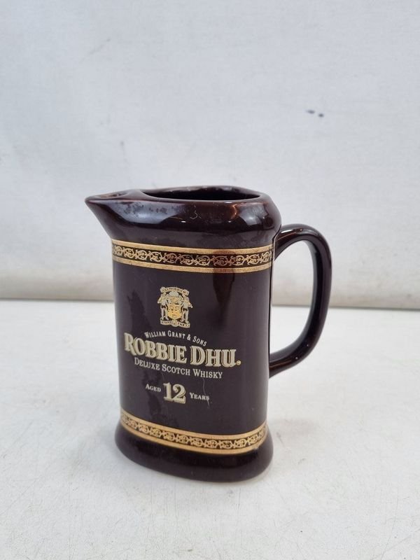 L 487 - 1 Pieza - Jarra de whisky Robbie Dhu de Castle Ceramics, con motivos en dorado y boca con orificio para dosificador (Medidas 14x11x17cm)