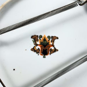 Dos Platos Llanos de Porcelana Blanca con Flores Rojas y Guarda Griega - imagen 2