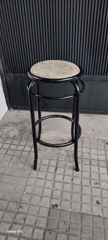 Lote siguiente: Taburete en hierro con asiento de mármol