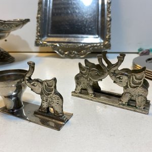 Lote de 23 piezas de bazar y adornos: bandeja, salsera, frutera, vasos ámbar, platos y figuras - imagen 5