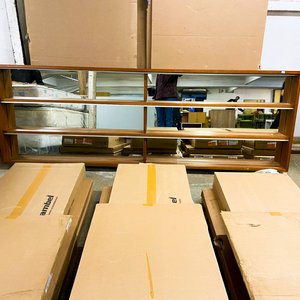 Lote siguiente: Mueble de Madera con Estantes y Puertas de Vidrio