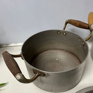 Lote de 8 piezas: Ollas de acero y aluminio, termo, asadera, budinera y vaso - imagen 3