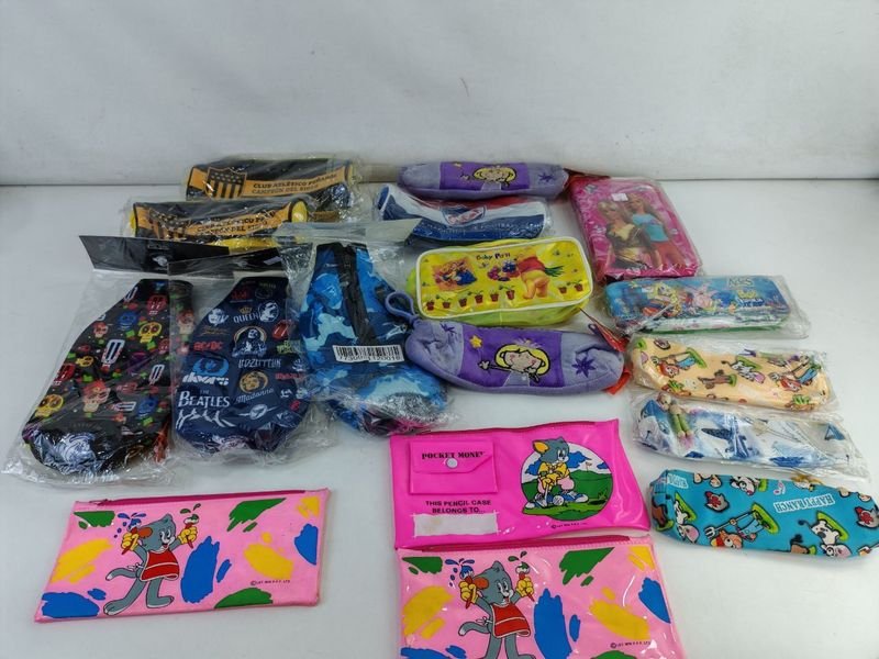 Colección de cartucheras y fundas para botellas