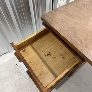 Escritorio de Madera Oscura con Cajonera Metálica y Tiradores - imagen 5
