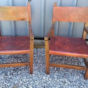 Lote anterior: Par de Sillas de Madera y Cuero Estilo Rústico