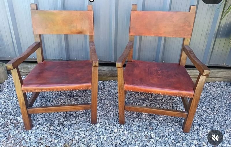 Par de Sillas de Madera y Cuero Estilo Rústico