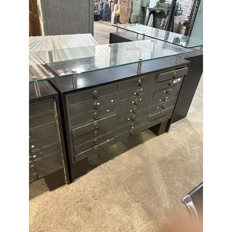 Lote anterior: Mueble bajo con cajones tapa vidrio, faltan tiradores