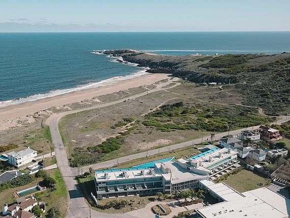 Lote de Inmueble en Zona Costera con Vista al Mar