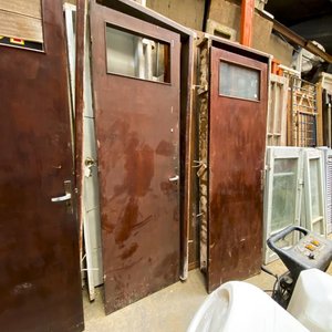 Lote siguiente: Dos Puertas de Madera Oscura para Interior con Marco