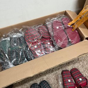 Lote de Más de 60 Pares de Pantuflas y Mocasines Variados - imagen 4