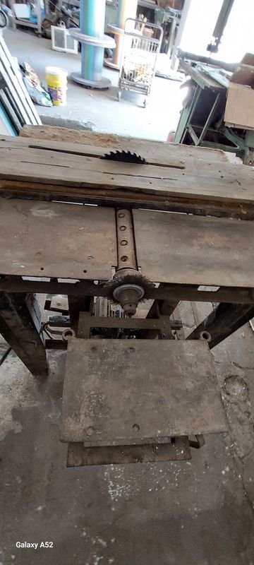 Mesa de trabajo trifásica en madera con diseño antiguo - imagen 10