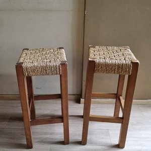 Par de Banquetas Altas de Madera con Asiento Tejido en Fibra - imagen 1