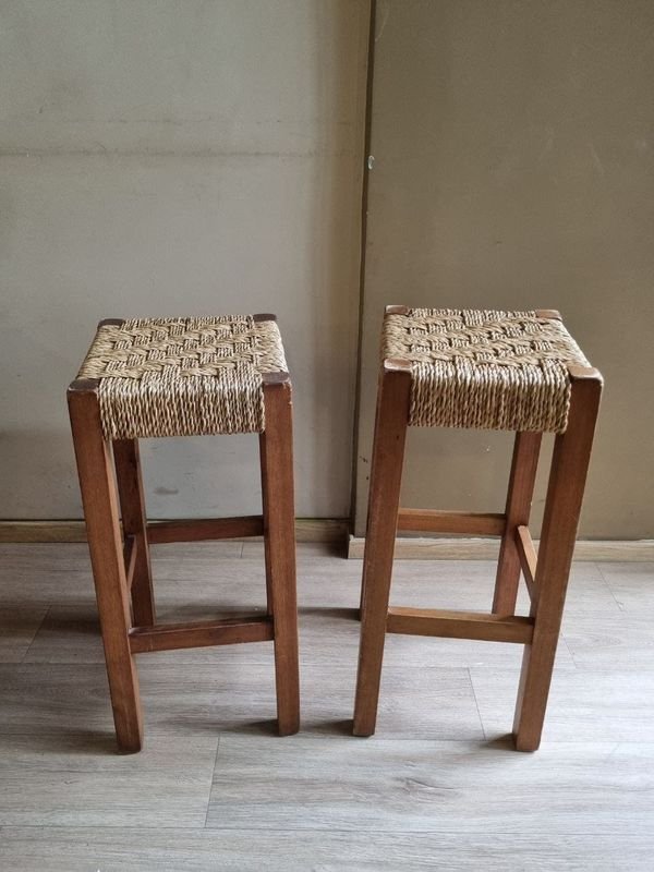 Par de Banquetas Altas de Madera con Asiento Tejido en Fibra
