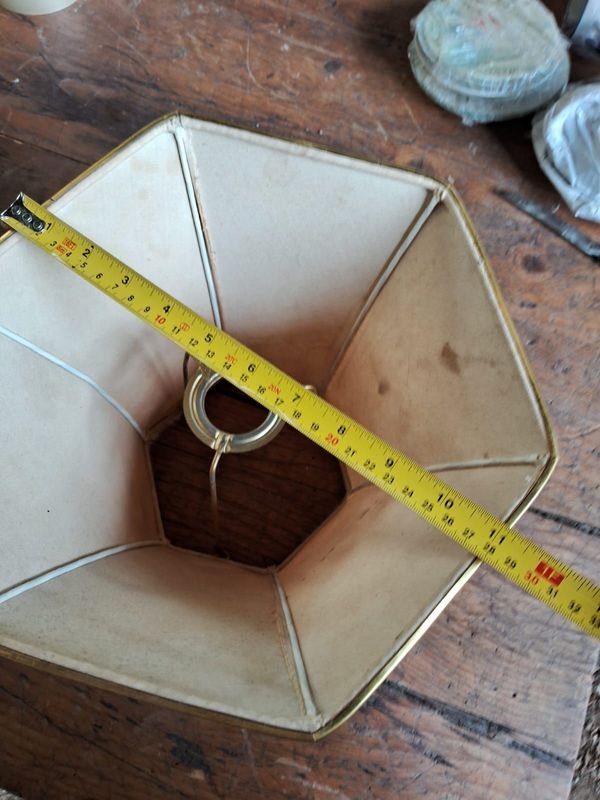 Lámparas de mesa con forma geométrica y detalles ornamentales - imagen 5