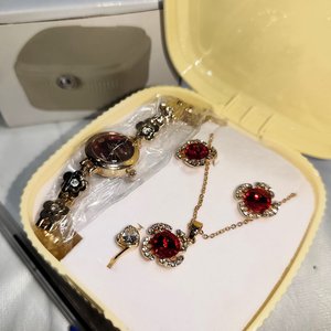 Set de Joyería y Reloj para Dama: Collar, Aretes y Anillo Dorado con Detalles Rojos - imagen 3