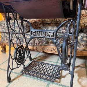 Máquina de Coser Singer Antigua con Mueble de Madera y Hierro Forjado - imagen 2
