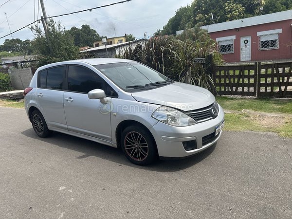 Nissan Tiida Hatchback Plata - imagen 1