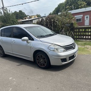 Nissan Tiida Hatchback Plata - imagen 1