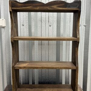 Lote siguiente: Estante Repisa Artesanal de Madera Oscura con Tres Niveles