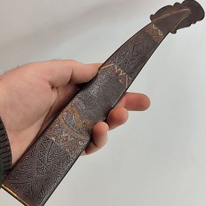 Antigua Vaina Metálica Grabada Tipo Toledana con Dibujos de El Alcázar - imagen 3