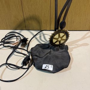Lámpara de Mesa con 3 Brazos Tipo Flor y Logo Rotary - imagen 5