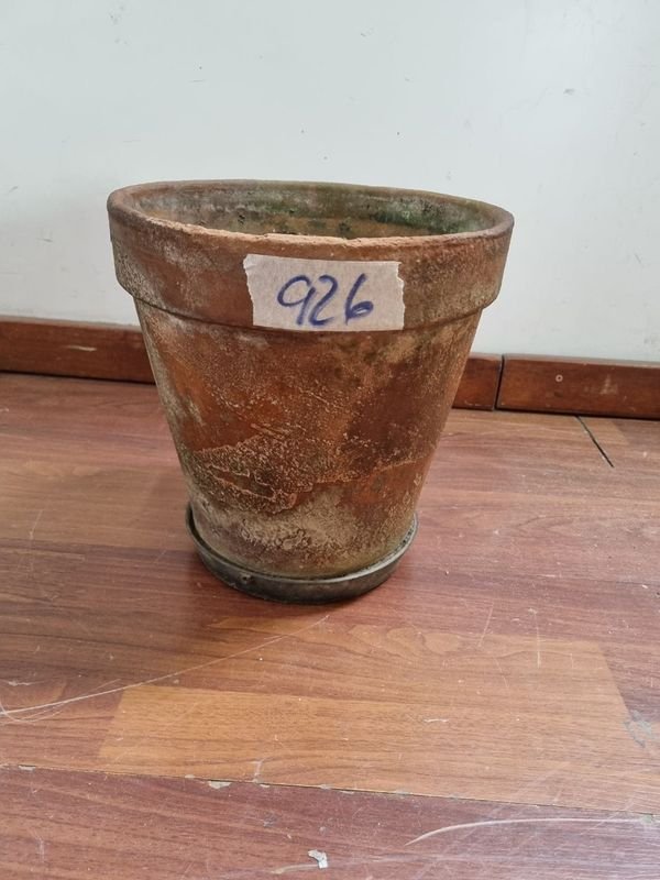 Lote anterior: Maceta de barro deteriorada