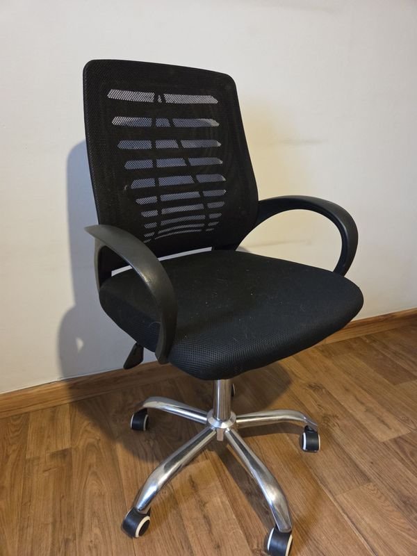 Lote siguiente: Sillón de escritorio en impecable estado