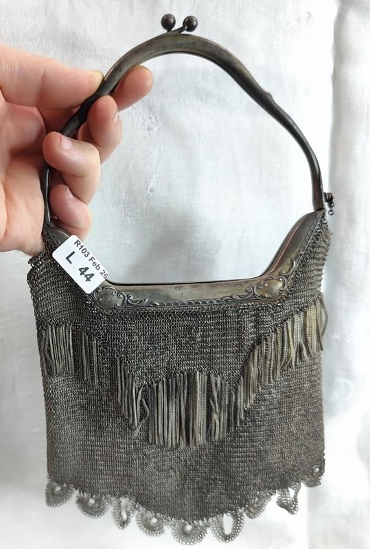 Lote anterior: Antigua cartera de dama de malla art decó hecha en alpaca