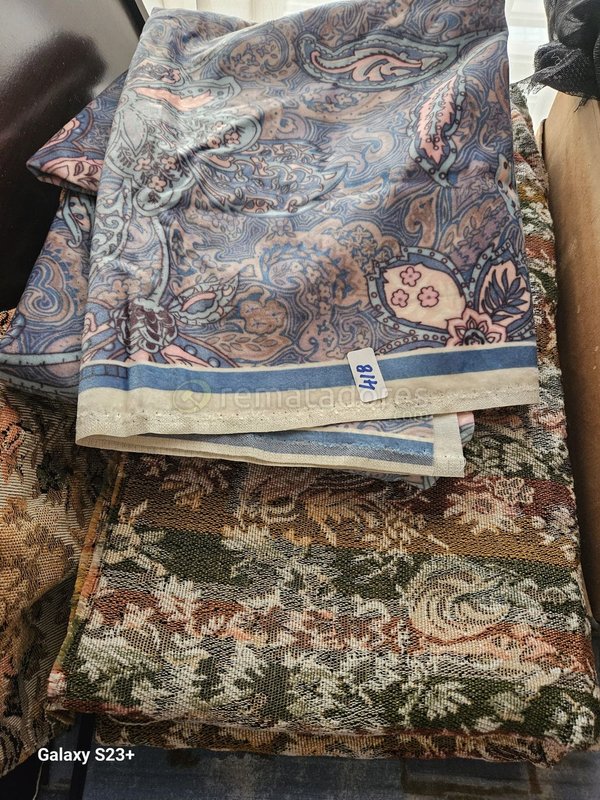 Pañuelo o Tapiz Decorativo con Diseño Floral y Paisley