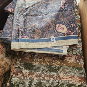 Lote siguiente: Pañuelo o Tapiz Decorativo con Diseño Floral y Paisley