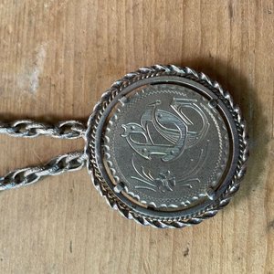 Cadena de Peltre con Medalla Tallada y Grabada - imagen 2